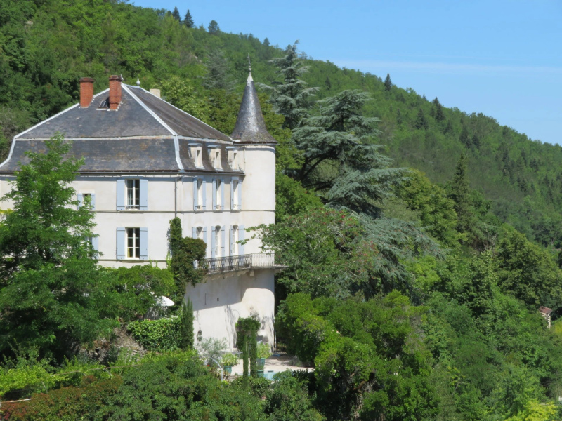 village chateau Luzech